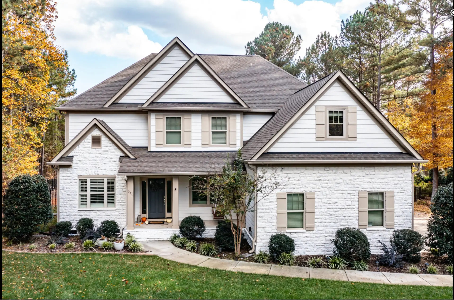 Freshly painted home exterior by Trailblaze Paints in Mooresville, NC